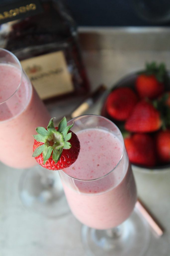 cocktail straberries amaretto cream champagne flutes